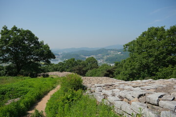 대한민국의 경기도 여주 파시성 성곽 정상에서 보이는 강줄기와 한국의 마을과 남한강 풍경