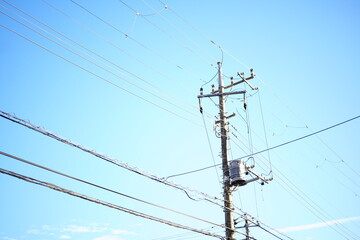秋の日の空と電信柱。
