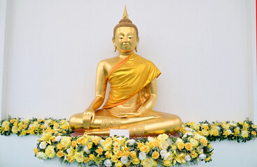 Obraz premium BANGKOK, THAILAND - MAY 15, 2024: Golden Buddha statues in Buddhist temples for those who have faith to come to pay respect and worship in temples in Thailand.