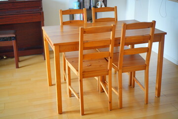 10年以上使用済みの4人掛けダイニングテーブルとダイニングチェア。