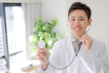 笑顔で聴診器を持つ医療男性