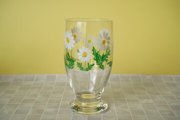 白いお花柄のグラス。