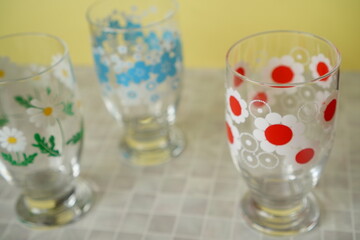 つの花柄のグラス。