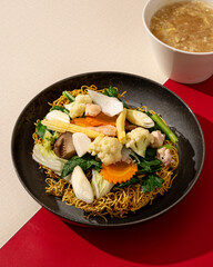 Ifumi is a type of Chinese food. This food is in the form of noodles that have been boiled and then fried again until crispy in the shape of a nest.