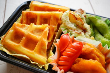 小学4年生の娘のお弁当にワッフルを入れた。