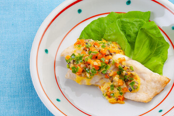 鱸に「もと」という卵黄と塩とサラダ油で作ったマヨネーズのようなもを塗って焼く