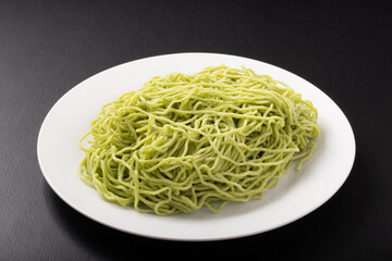 海藻を練り込んだ中華麺