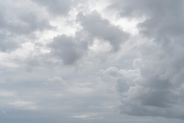 雨雲に覆われた空