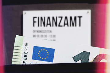 Euro Geldscheine und Schild Finanzamt