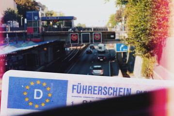 Eine Autobahn und deutscher Führerschein
