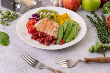 Sliced ​​chicken steak with peas, tomatoes, kiwi and pumpkin.