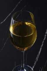 ワイングラスに注がれて黄金色に輝く白ワイン