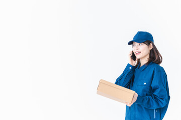 荷物をデリバリーする女性