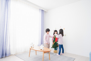Fototapeta premium クリスマスの飾り付けをする子どもたち