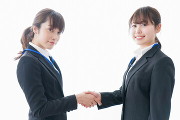 握手をするビジネスパーソン