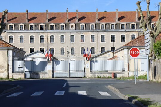 La caserne Chanzy, caserne militaire, vue de l'ext&eacute;rieur, ville de Le Blanc, d&eacute;partement de l'Indre, France