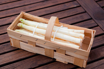Spargel im Korb