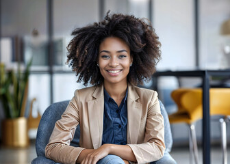 Mujer empresaria joven latina afroamericana sonriente sentada en su oficina. IA generativa