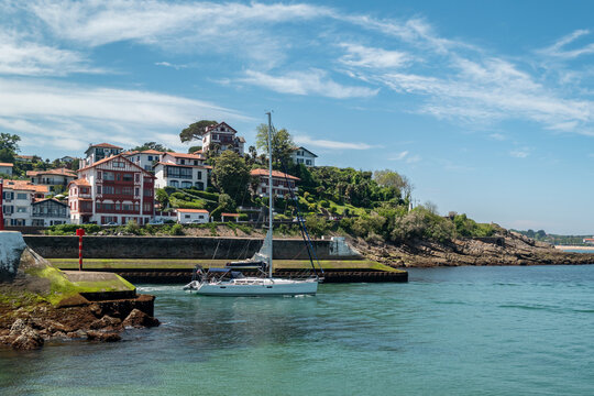 Navegando pelas margens: Um barco corta o rio com Saint Jean de Luz como pano de fundo, enfeitado pelas casas t&iacute;picas do Pa&iacute;s Basco franc&ecirc;s
