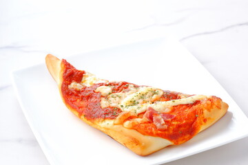 チーズをたっぷりのせたトマトソースのピザ
