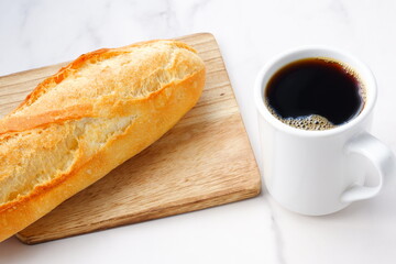 焼きたてで美味しいバゲットと淹れたてのコーヒー
