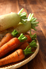 土の付いた大根と人参