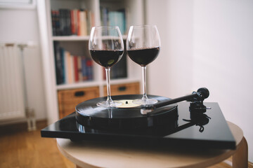 Turntable swirling two glasses of wine