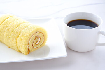 ふんわりとした食感のロールケーキ（バニラ）と淹れたてのコーヒーでコーヒーブレイク

