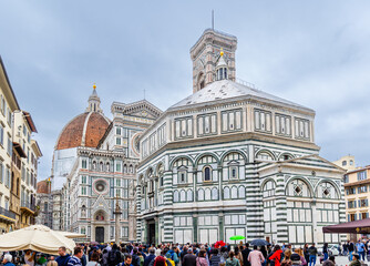 Obraz premium Florence, Italy - April 10, 2024: Florence cathedral with surrounding area full of tourists in Florence, Italy