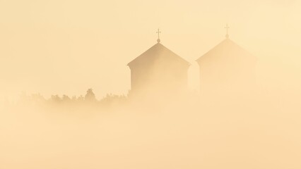 Poranny widok na Tyniec i Opactwo Benedyktynów we mgle © Michal45