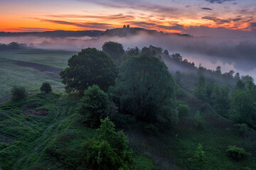 Poranny widok na Tyniec i Opactwo Benedyktynów we mgle