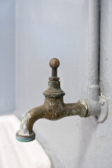 Oude vintage messing kraan boven wasbak.