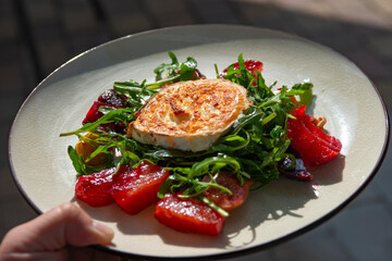 Fried goat cheese , cherry tomatoes and arugula .