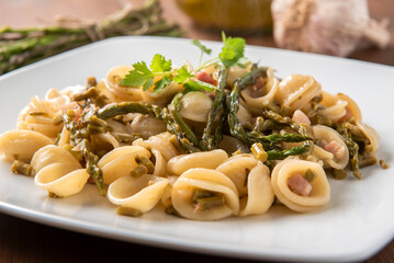 Piatto di orecchiette con pancetta e asparagi selvatici, pasta italiana, cibo europeo 