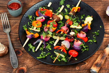 Grilled vegetables on skewers.
