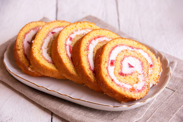 Swiss roll with strawberries and cream, homemde dessert
