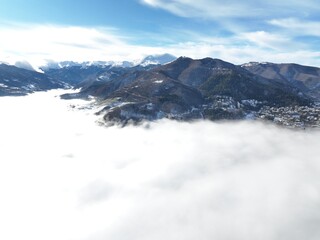 Fototapeta premium the clouds are rolling over the snow covered mountains in this view