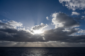 Ein spektakulärere Sonnenaufgang über dem Atlantik, die Sonnenstrahlen durchbrechen die Wolken