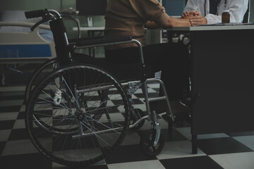 Obraz premium doctor holding patient's hand Cheer and encourage while checking your health. Trust your health and mind.