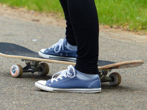 Jeune fille qui fait du skate board