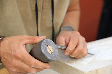 cantero escultor de piedra trabajando trabajo de canteria 4M0A9547-as24
