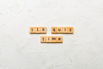 its quiz time word written on wood block. its quiz time text on table, concept