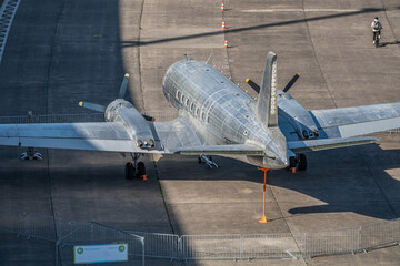altes Propellerflugzeug auf dem Flugplatz