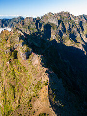 Obraz premium Do Arieiro, Madeira, Portugal. Sunset over the clouds, high mountains, walking over the clouds