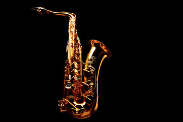 Obraz premium A detailed shot of a shiny golden saxophone on a solid black background