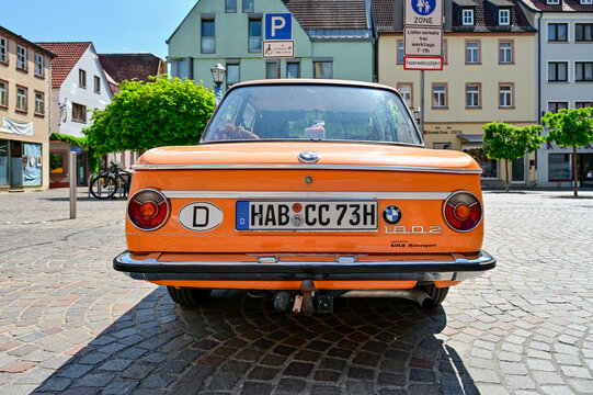 Oldtimer BMW 1802 der 02-Serie Typ 114, E6, E10, E20, 1502, 1602, 2002 in orange im Originalzustand der 1960er und 1970er Jahre mit deutschen Kennzeichen, Karlstadt am Main, Bayern, Deutschland