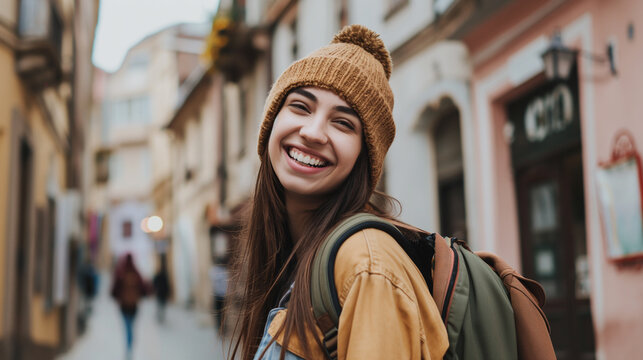 Garota viajante sorridente na rua da cidade velha da cidade europeia. Jovem turista mochileira gosta de viajar sozinha. Férias, férias, viagem, programa de intercâmbio, estilo de vida.