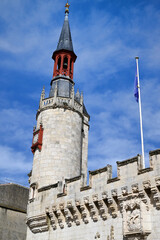 Tour et horloge de l'hôtel de ville de La Rochelle vue de la place de l'hôtel de ville