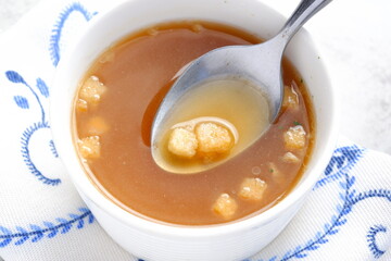 熱々のオニオンコンソメスープ