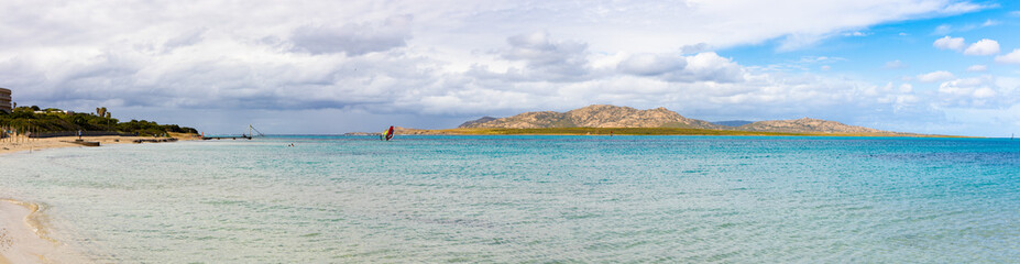 Panorámica de la playa de La Pelosa en Cerdeña, Italia, durante la primavera. 